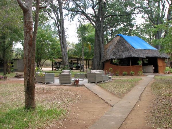 Hunting in Zimbabwe Lodge (9)
